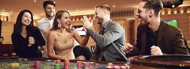 Dashboard multi-kategori winstrike69 menampilkan olahraga, slot, dan dealer langsung
